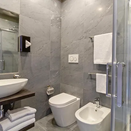 Ah - Duomo Essence 3* Milano